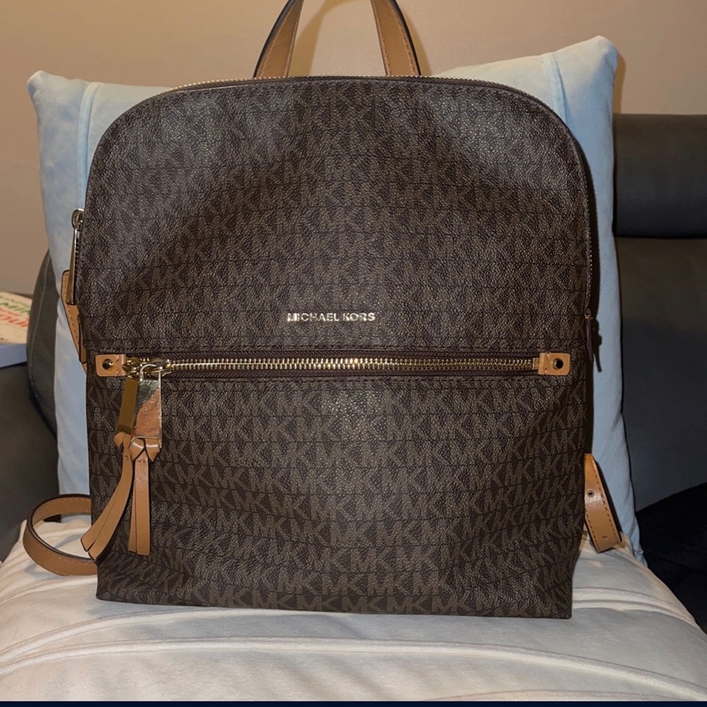 Rhea zip Medium signature slim backpack